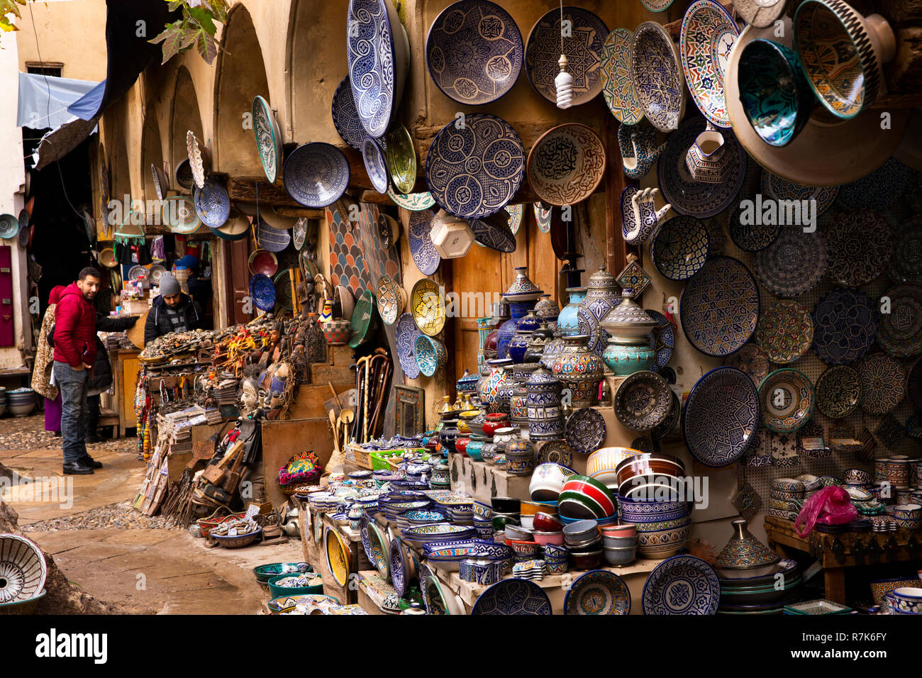 Il Marocco, Fes, Fes el Bali, Medina, Talaa Seghira, stallo tradizionale di vendita realizzato localmente in ceramica blu Foto Stock