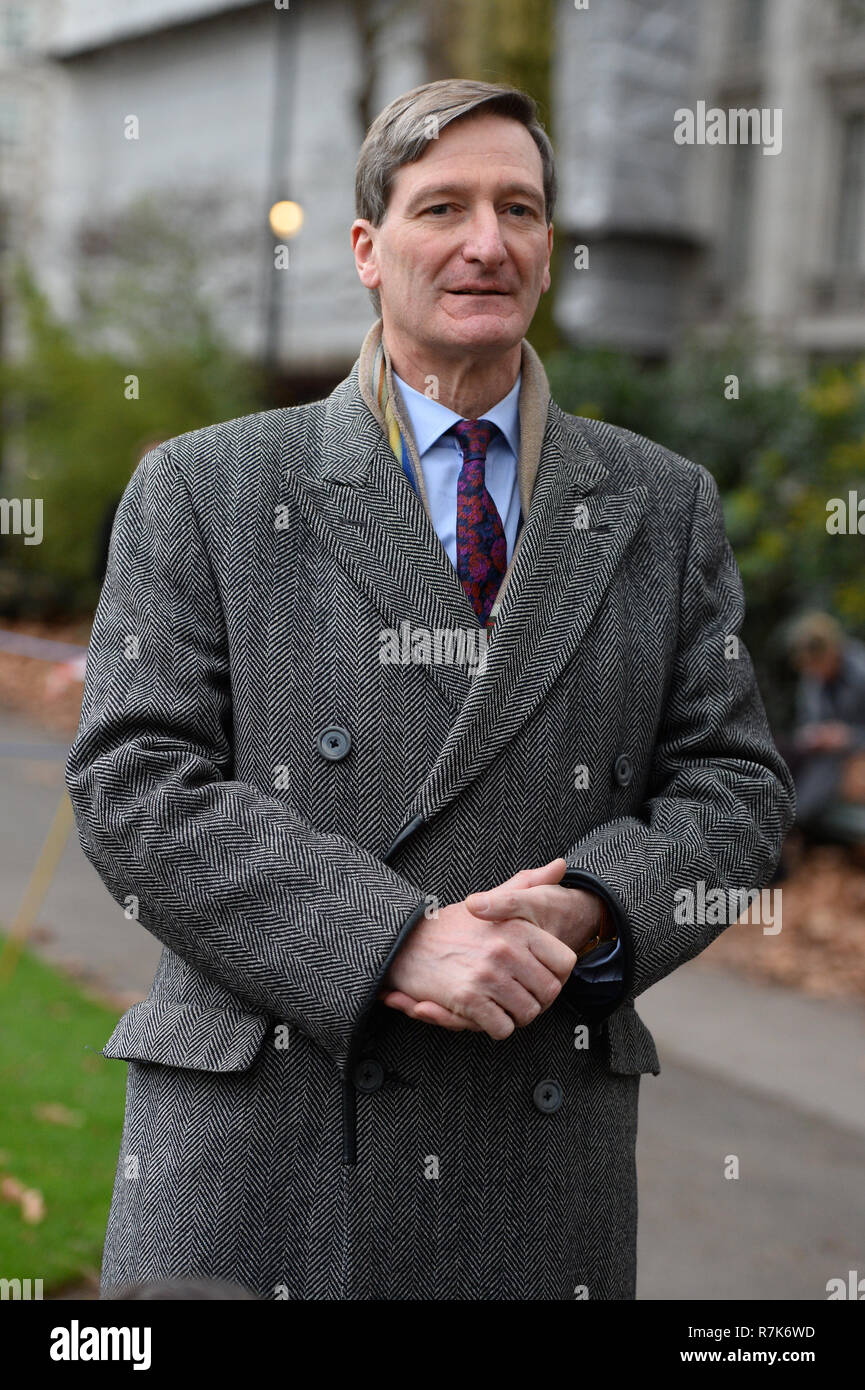 Ex procuratore generale e pro-rimangono MP Dominic Grieve parla ai media al di fuori di Millbank in Westminster, come Theresa Maggio è in lotta per salvare la sua Brexit trattativa. Foto Stock