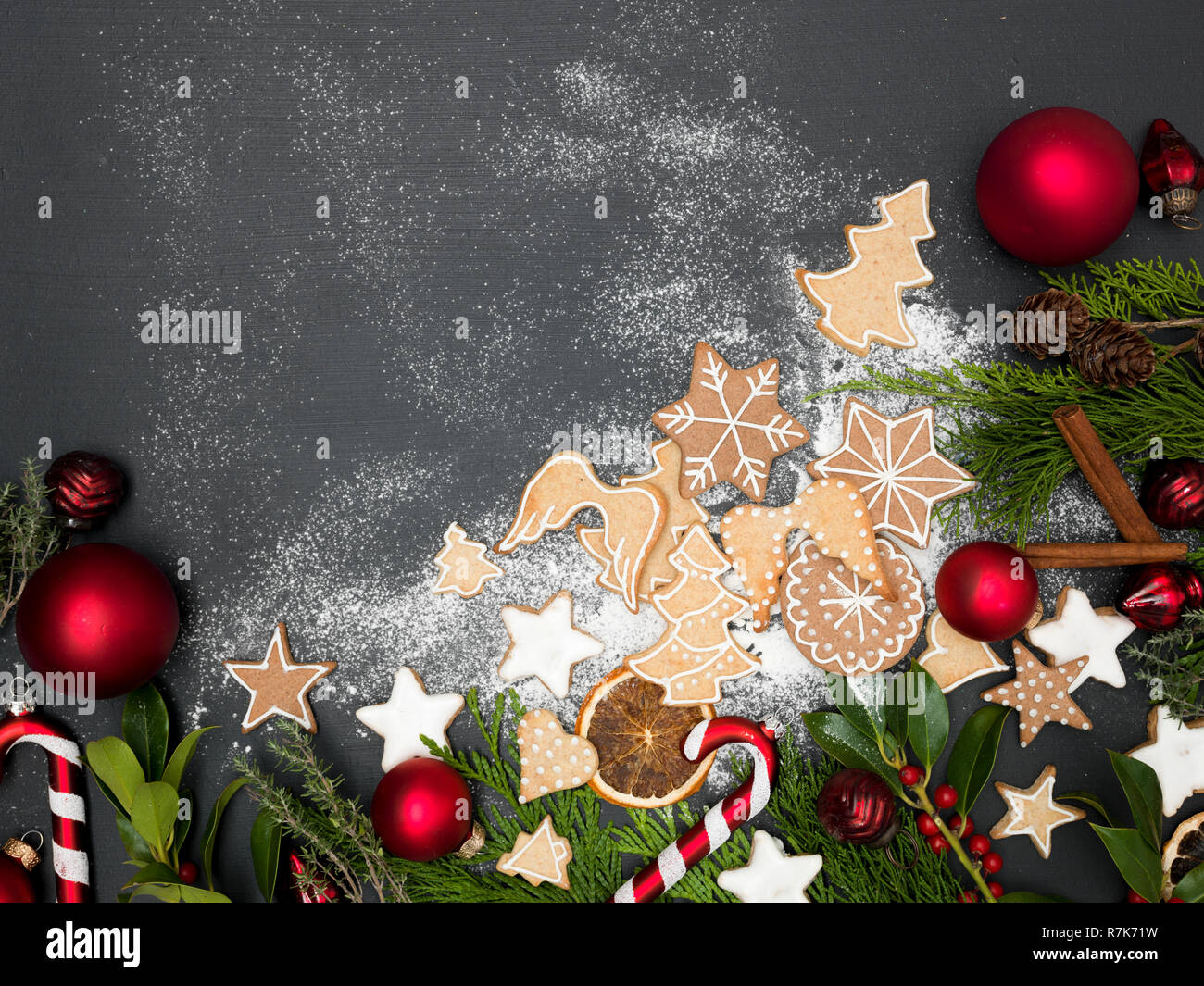 Articoli Di Natale.Sfondo Di Natale Con I Cookie E Altri Articoli Natalizi Su Sfondo Nero Foto Stock Alamy