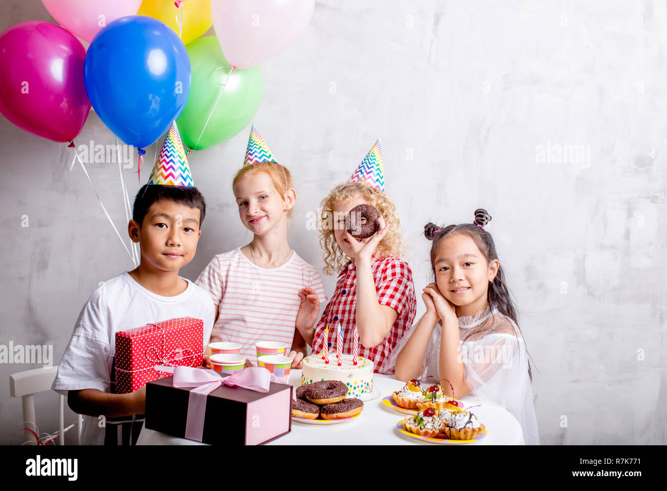 Prety bambini che festeggiano l anniversario Foto Stock