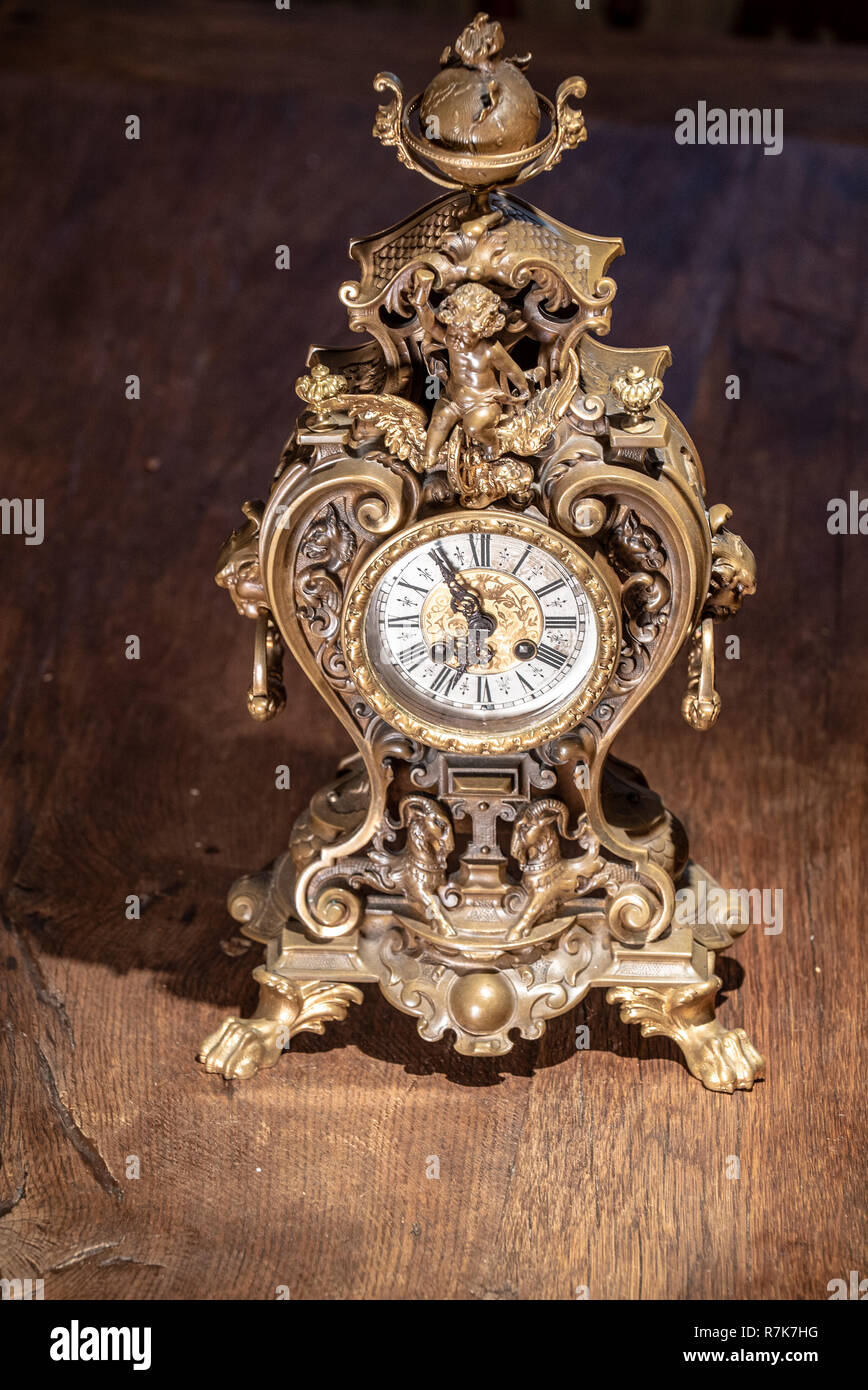 Antique vintage metallo oro rame bronzo orologio sul tavolo di legno Foto Stock