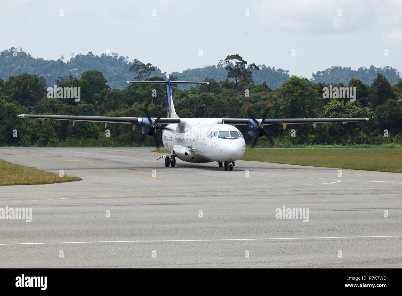 ATR 72-212A(500) operato dalla compagnia aerea MASWings, registrati 9M-MWF, atterrando all'aeroporto di Mulu, Borneo Foto Stock