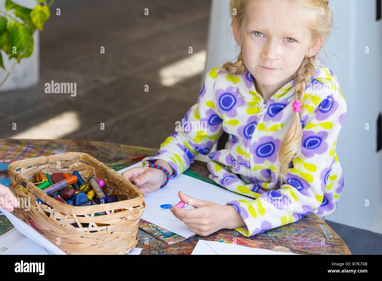 Bambino disegno a pastello su carta Foto Stock