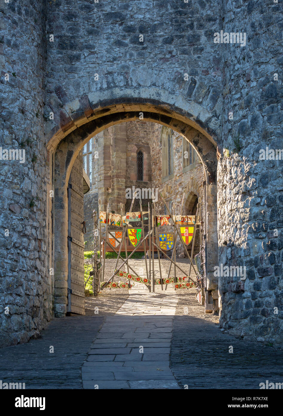 Chepstow Castle, ingresso e visualizzazione delle lance, bandiere e bandierine. Monmouthshire, Wales, Regno Unito Foto Stock