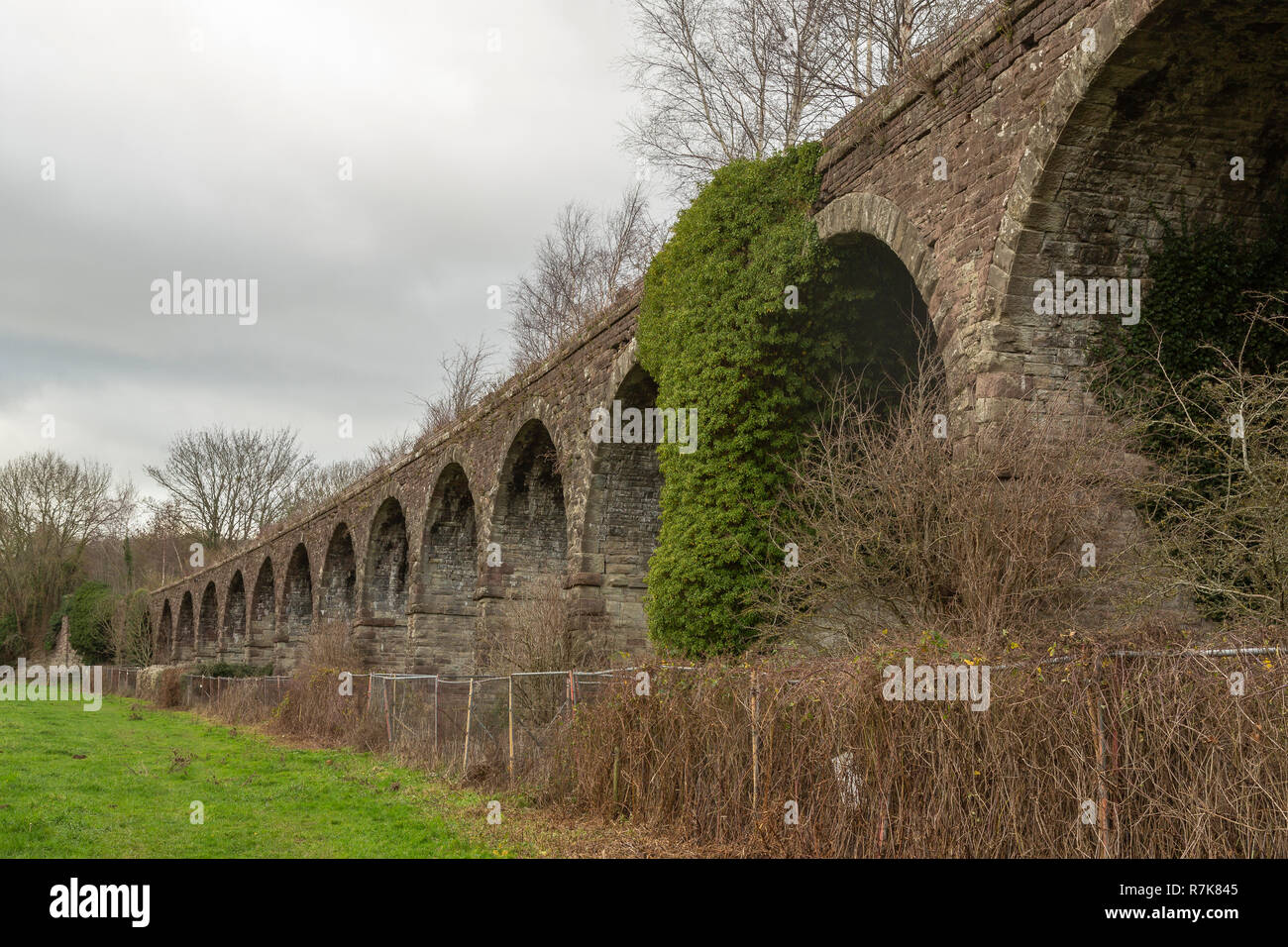 Monmouth viadotto, ormai smantellato, portato la Coleford, Monmouth, Usk & Pontypool linea ferroviaria attraverso il fiume Wye. Foto Stock