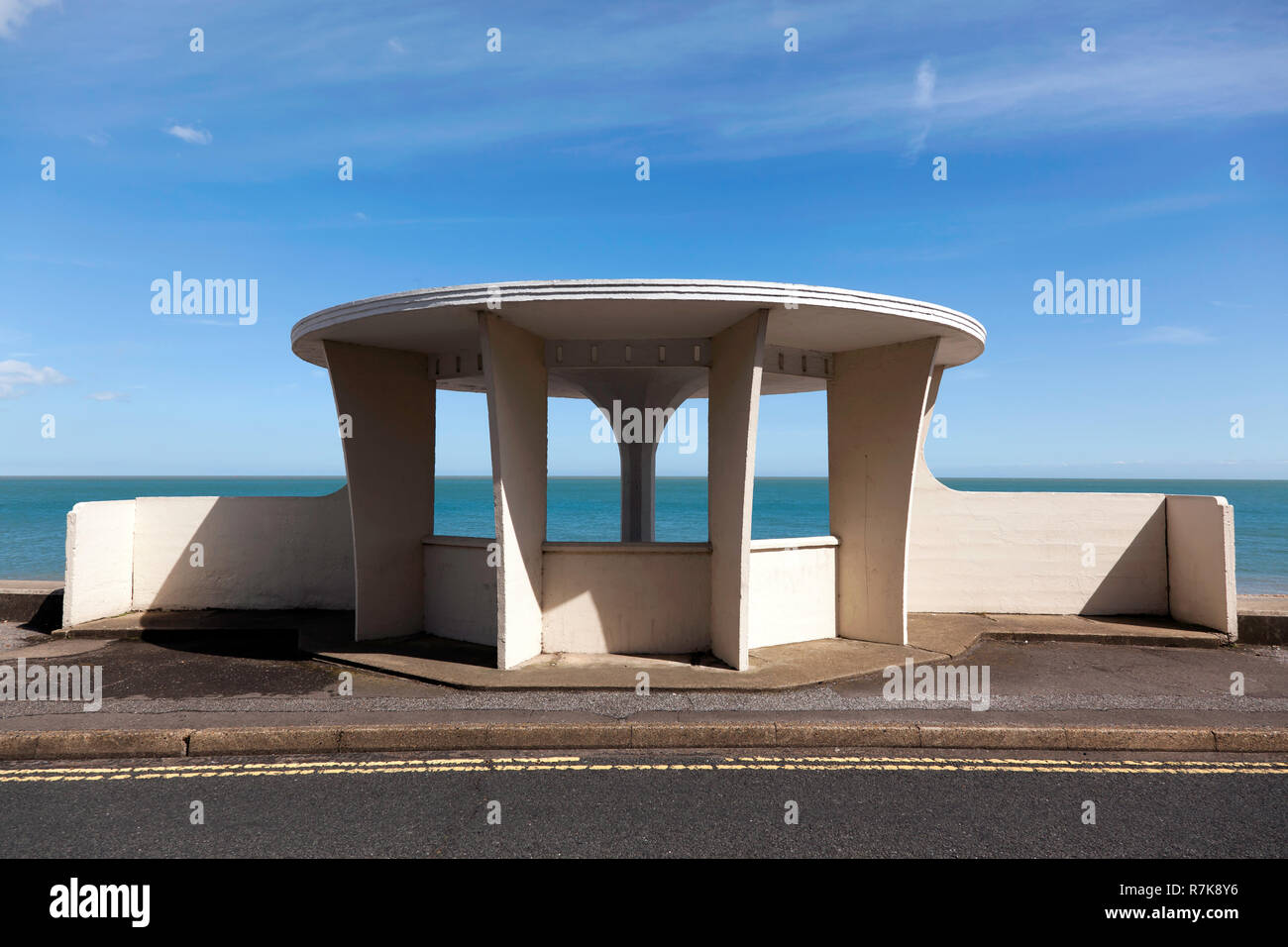 Un insolito calcestruzzo rifugio sul lungomare, a Beach Street, trattare, Kent, risalenti agli anni cinquanta, ricorda l'età di Art Deco Foto Stock