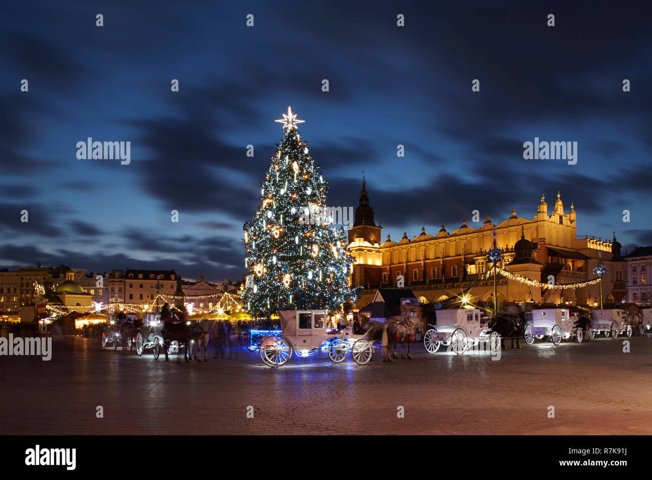 Polonia Cracovia Dicembre Mercatino di Natale crepuscolo fine 2018 Rynek Glowny Sukienice Piazza del Mercato Foto Stock