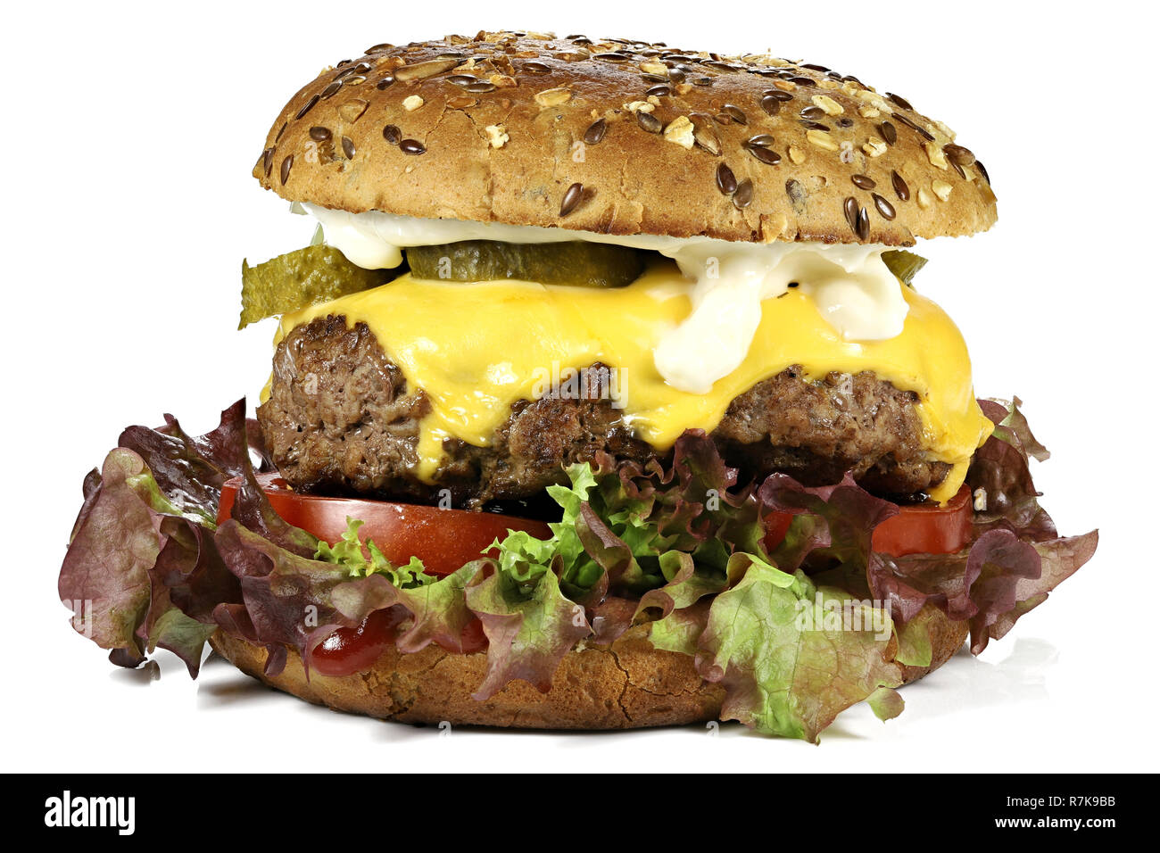 In casa cheeseburger isolati su sfondo bianco Foto Stock