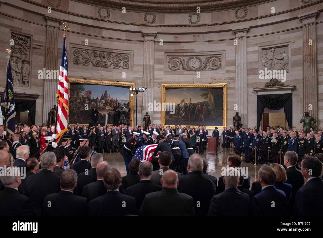 Servizio congiunto pallbearers portare la bandiera drappeggiati scrigno di ex Presidente George H. W. Bush a giacere in stato presso il Capitol Rotunda Dicembre 3, 2018 a Washington, DC. Bush, la quarantunesima edizione del presidente, morì nella sua casa di Houston all'età 94. Foto Stock