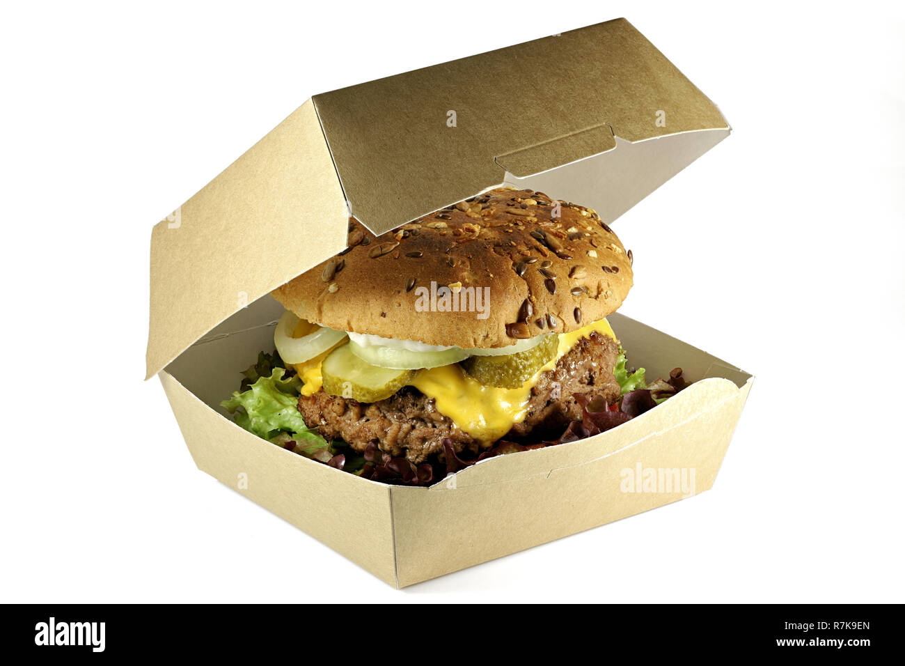 In casa cheeseburger in una scatola di cartone isolati su sfondo bianco Foto Stock