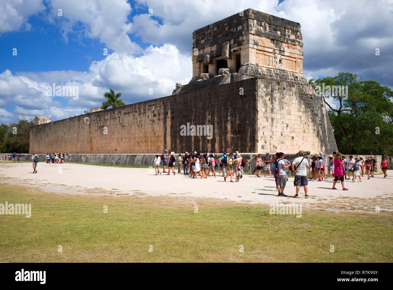 Messico, Yucatan, Chichen Itza antiche città maya elencati come patrimonio mondiale dall' UNESCO, Juego de Pelota, palla parco giochi, Maya Toltec stile. Foto Stock