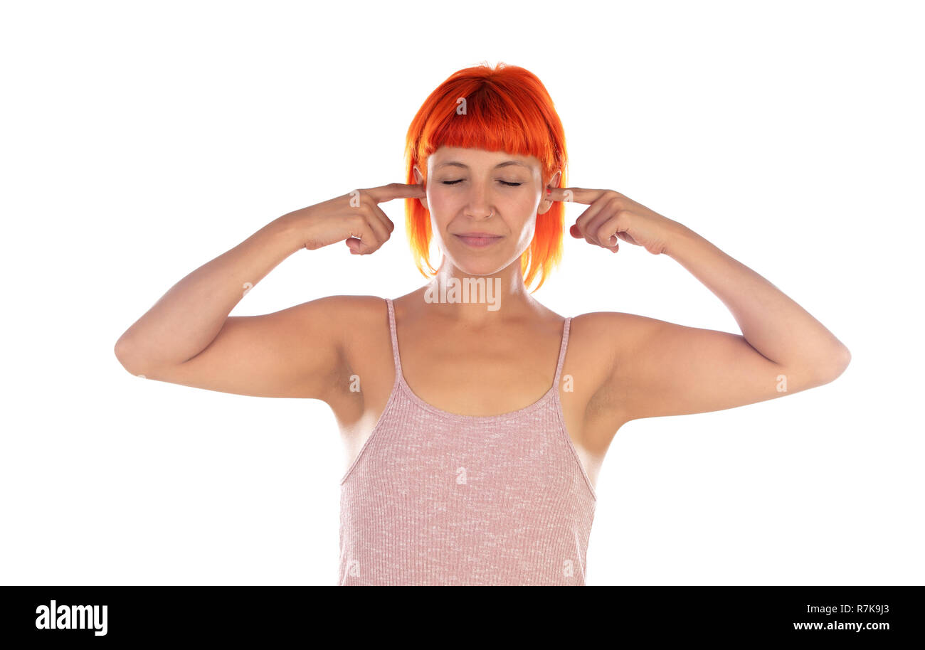 Donna con i capelli rossi che copre le sue orecchie con le dita isolato su uno sfondo bianco Foto Stock