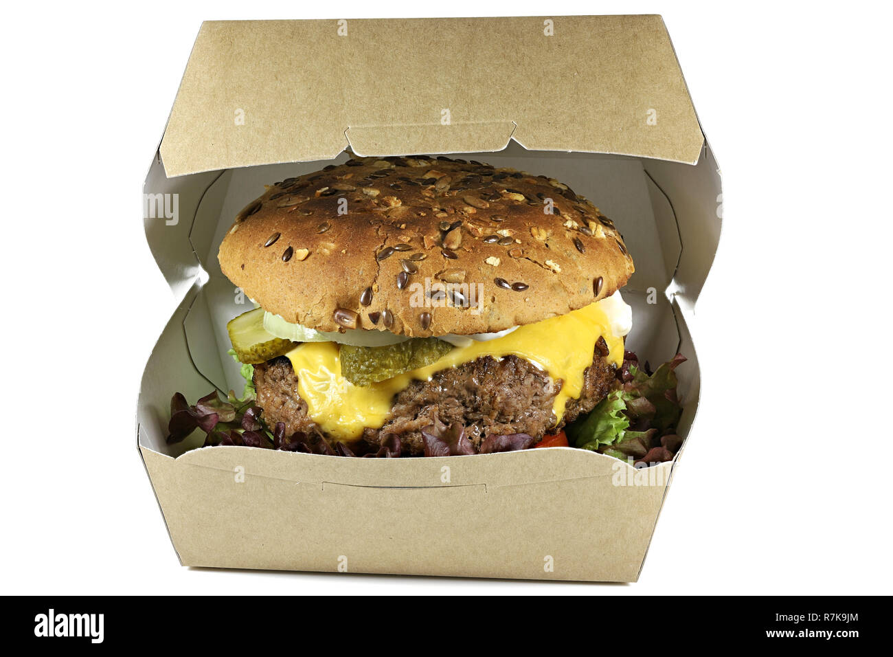 In casa cheeseburger in una scatola di cartone isolati su sfondo bianco Foto Stock