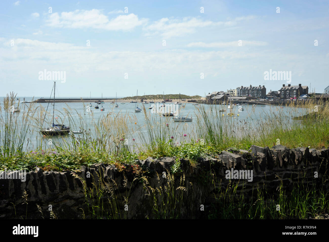 Blaenau Ffestiniog abitato e porto sull'estuario del fiume Mawddach e Cardigan Bay, la marina e la banchina in Gwynedd, Galles del Nord, Regno Unito. Foto Stock