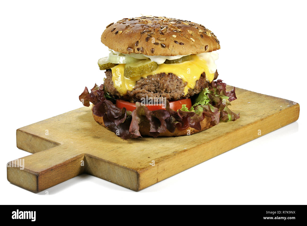 In casa cheeseburger su una tavola di legno isolato su sfondo bianco Foto Stock