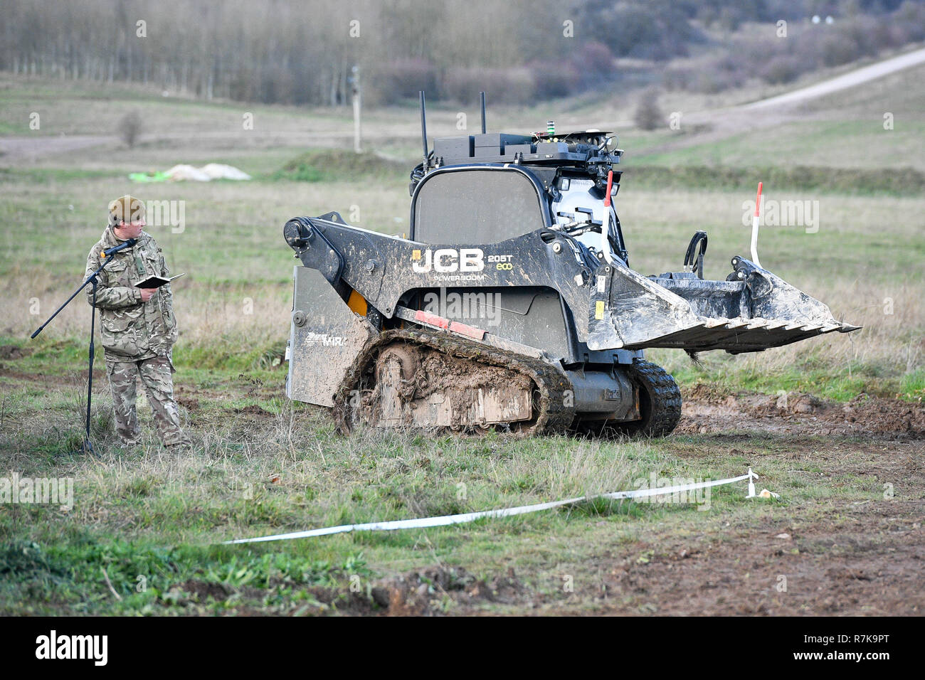 Foto standalone un unmanned robotica JCB autonoma digger, utilizzato per il collettore e il superamento degli ostacoli, viene visualizzata su Salisbury Plain durante l'esercizio guerriero autonoma 18, dove il personale militare, dipartimenti governativi e i partner del settore stanno prendendo parte in esercizio guerriero autonoma, lavorando con gli alleati della NATO in un esercizio innovativo per capire come i militari possono sfruttare la tecnologia in robotica autonoma e situazioni. Foto Stock