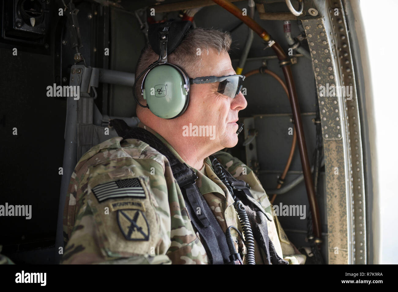 Stati Uniti Capo di Stato Maggiore dell Esercito gen. Mark Milley guarda fuori durante un volo in elicottero a ricevere un aggiornamento briefing dal leader della NATO per le operazioni speciali del comando del componente Luglio 18, 2016 a Bagram Airfield, Afghanistan. Milley è stato scelto dal presidente Donald Trump su dicembre 8, 2018 a essere il prossimo presidente del Joint Chiefs. Foto Stock