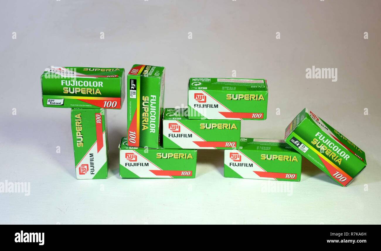 Sonderborg, Danimarca - 24 Novembre 2018: isolati pila di scatole di cartone con Fuji Superia rollfilms. Foto Stock