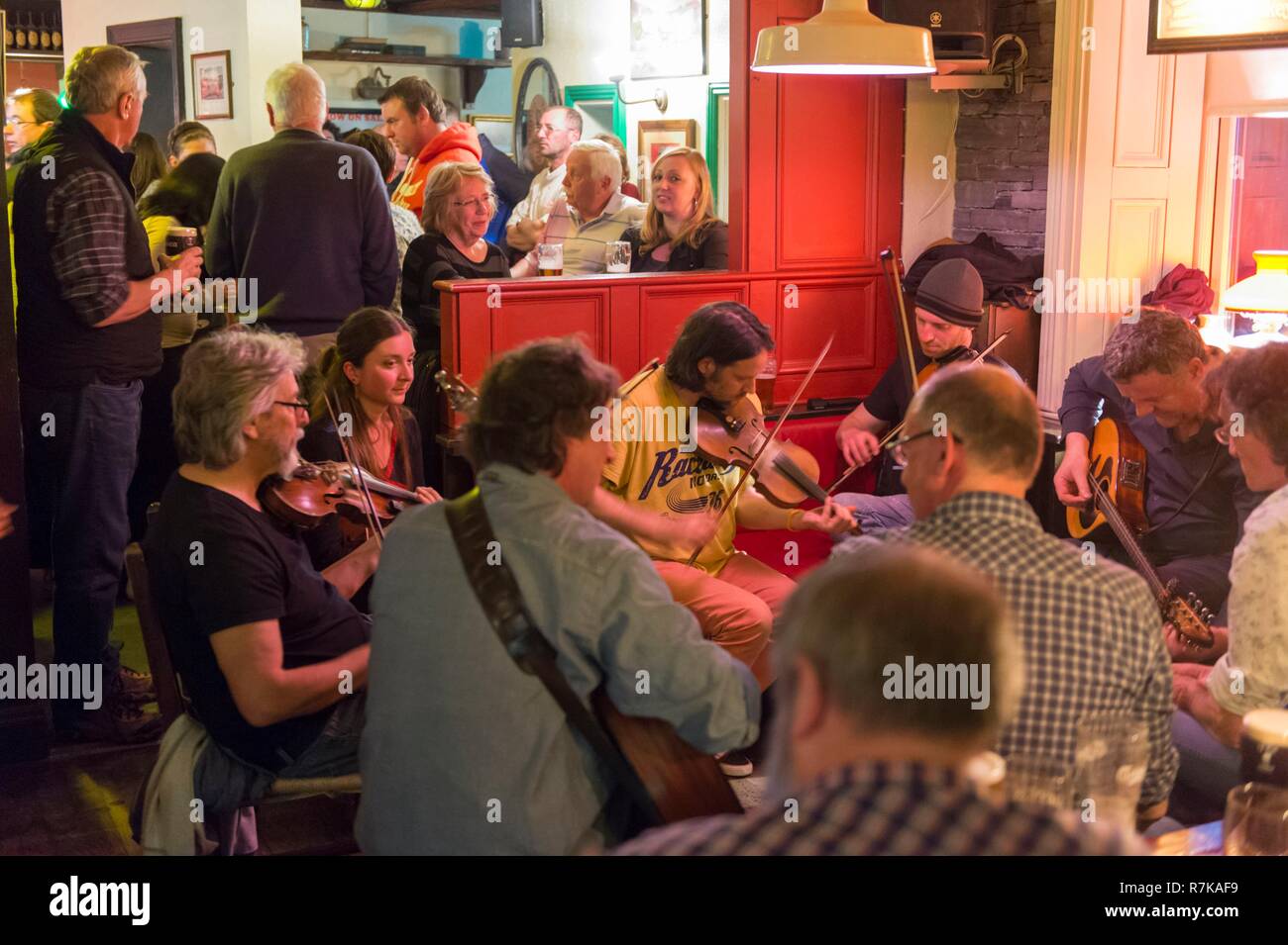 Repubblica di Irlanda, County Clare, Kilrush village, Crotty's pub, musicisti di suonare la musica tradizionale irlandese Foto Stock