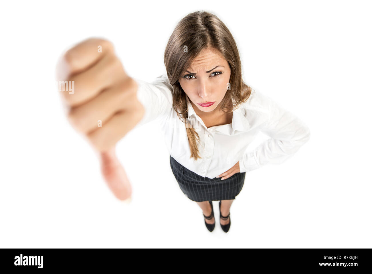 Giovane imprenditrice infelice che mostra il pollice verso il basso e guardando la fotocamera. Foto Stock