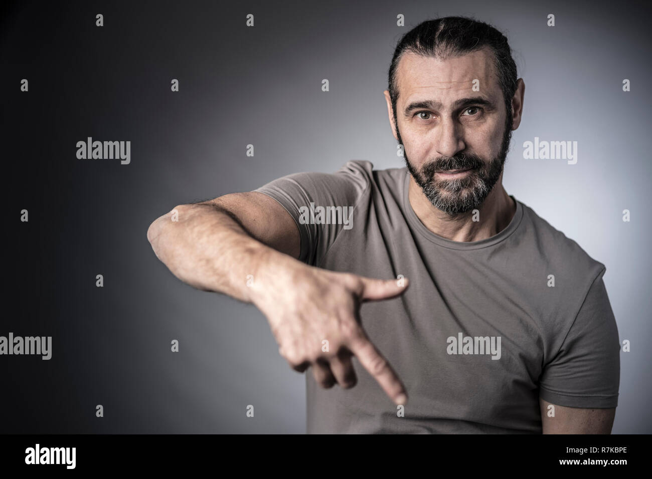 Studio shot di un uomo indica con il suo dito Foto Stock