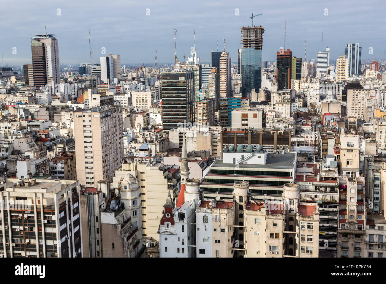 Buenos Aires Central Business District (Microcentro) skyline di grattacieli in inverno sotto nuvoloso cielo di piombo. Argentina, Sud America Latina vista aerea. Foto Stock