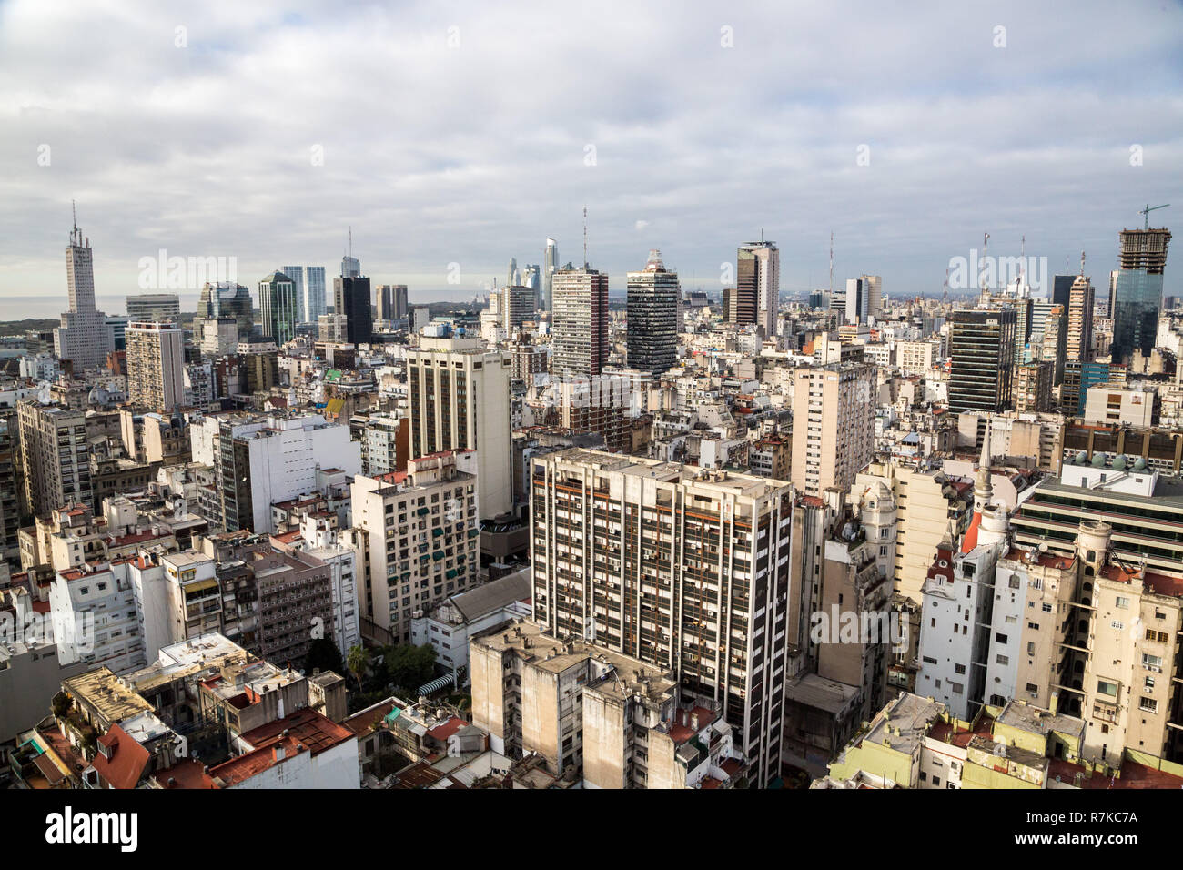 Buenos Aires Central Business District (Microcentro) skyline di grattacieli in inverno sotto nuvoloso cielo di piombo. Argentina, Sud America Latina vista aerea. Foto Stock