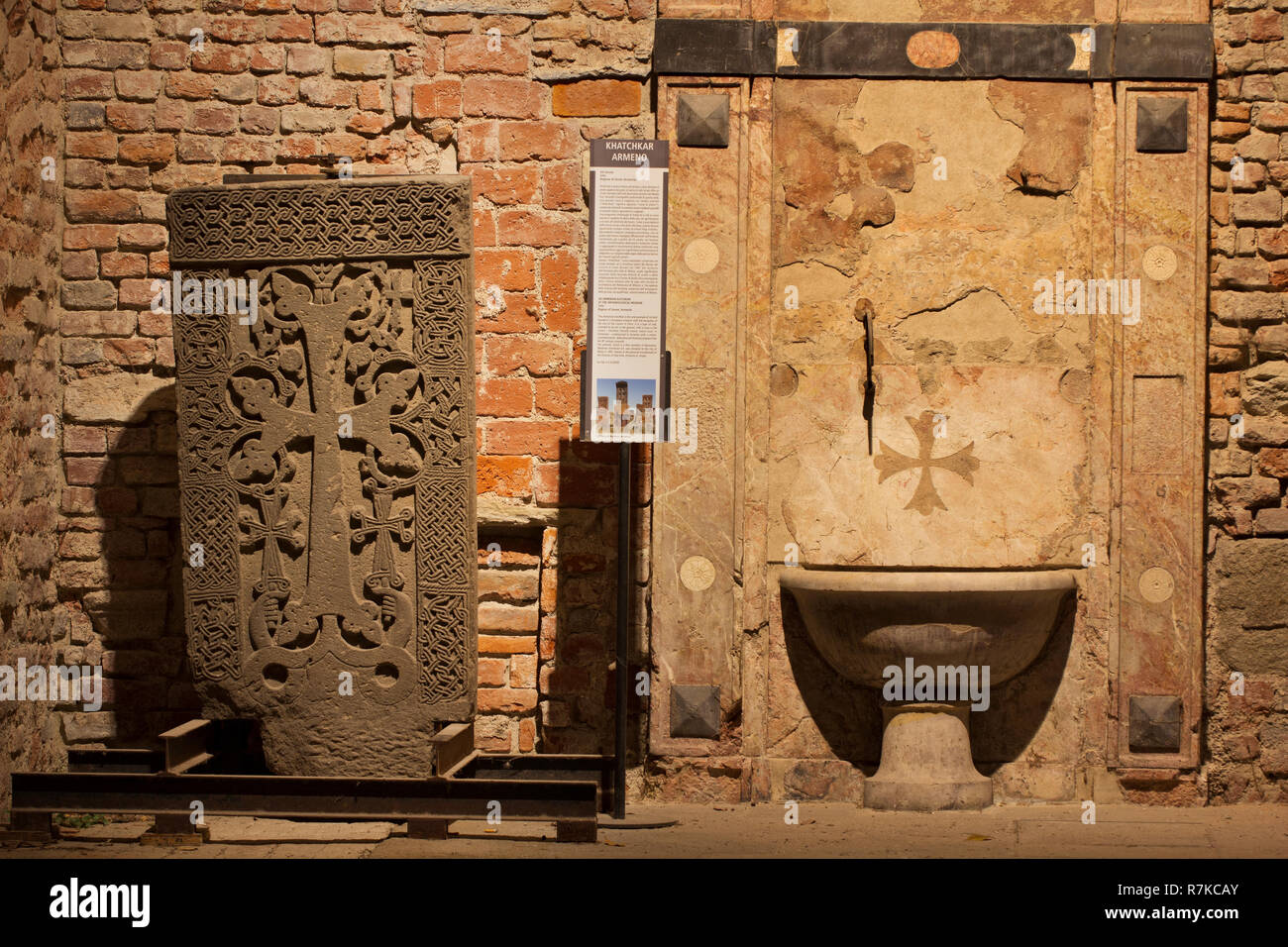 Khachkar armeno (o khatchkar cross-pietra): Cristiano medievale armeno - Arte Sacra Stones - Monastero Maggiore - Milano Foto Stock