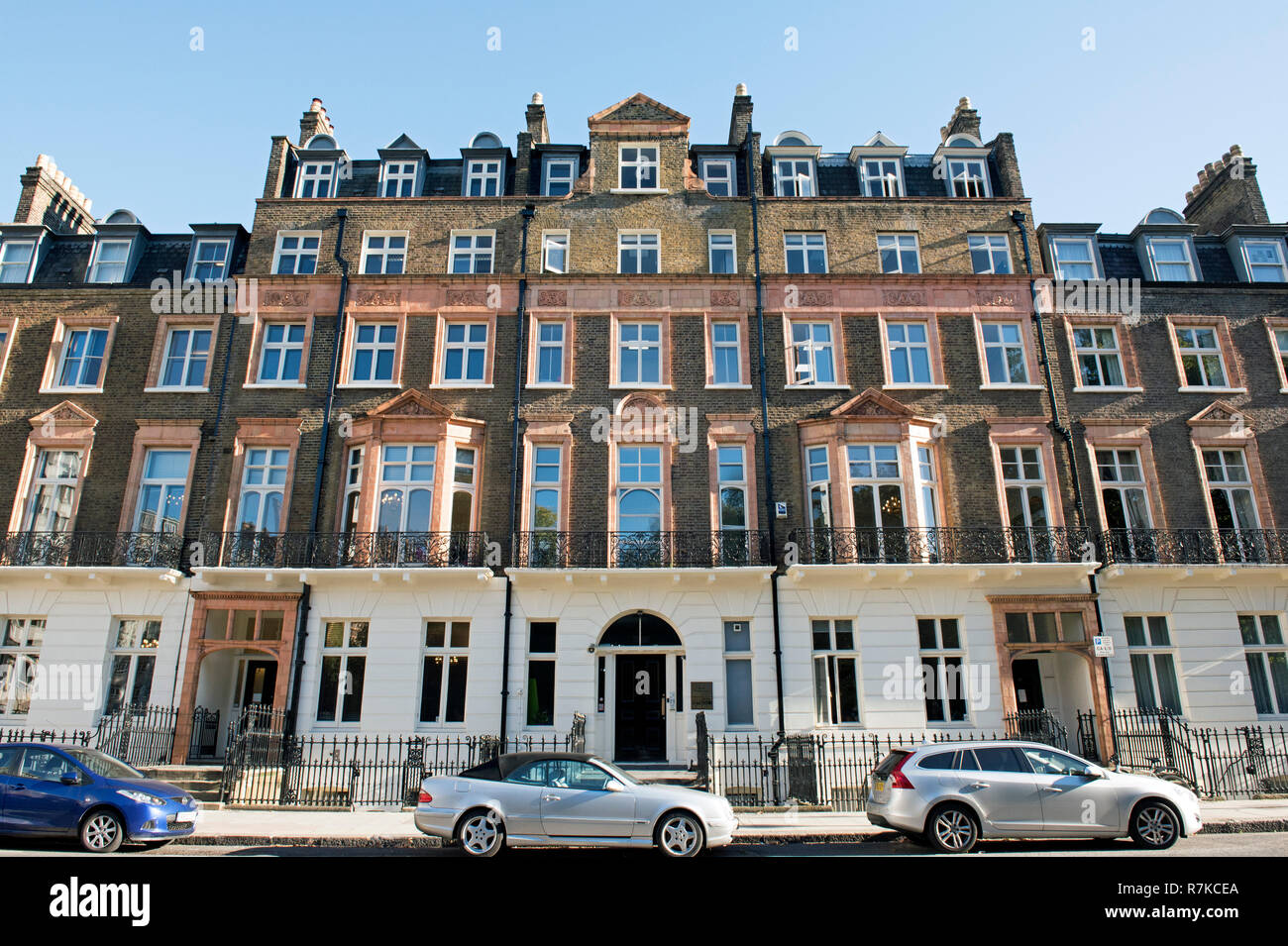 Grand Case a schiera lato sud Russell Square Bloomsbury London Borough of Camden Inghilterra Gran Bretagna REGNO UNITO Foto Stock