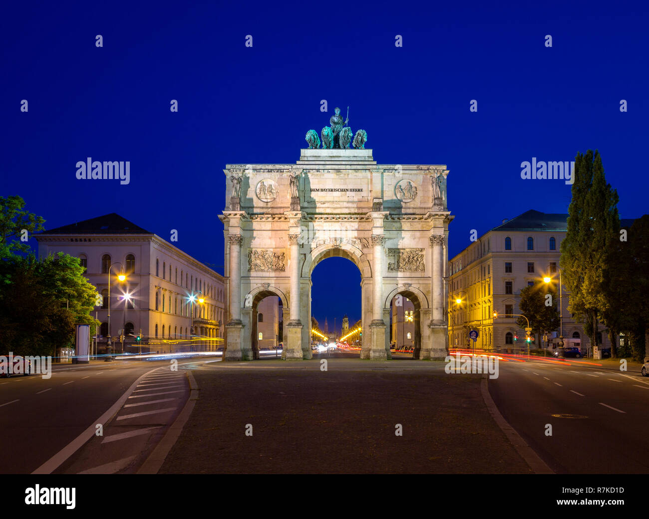 Arco di Trionfo nel centro cittadino di Monaco di Baviera a notte durante le ore di colore blu. Quadriga statua in cima. Foto Stock