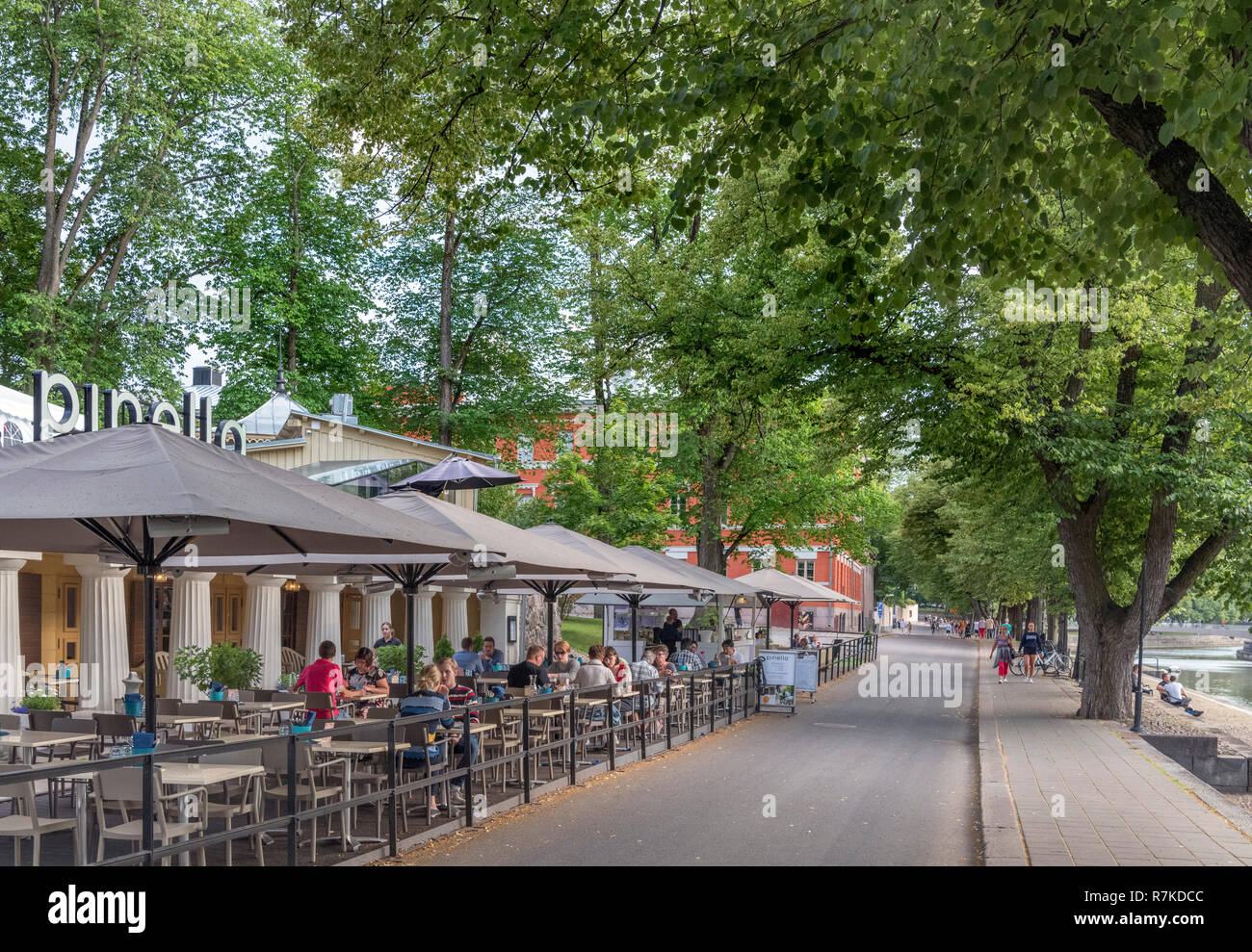 Bar / Ristorante sulle rive del fiume Aura (Aurajoki) nel centro storico, Östra strandgatan, Turku, Finlandia Foto Stock