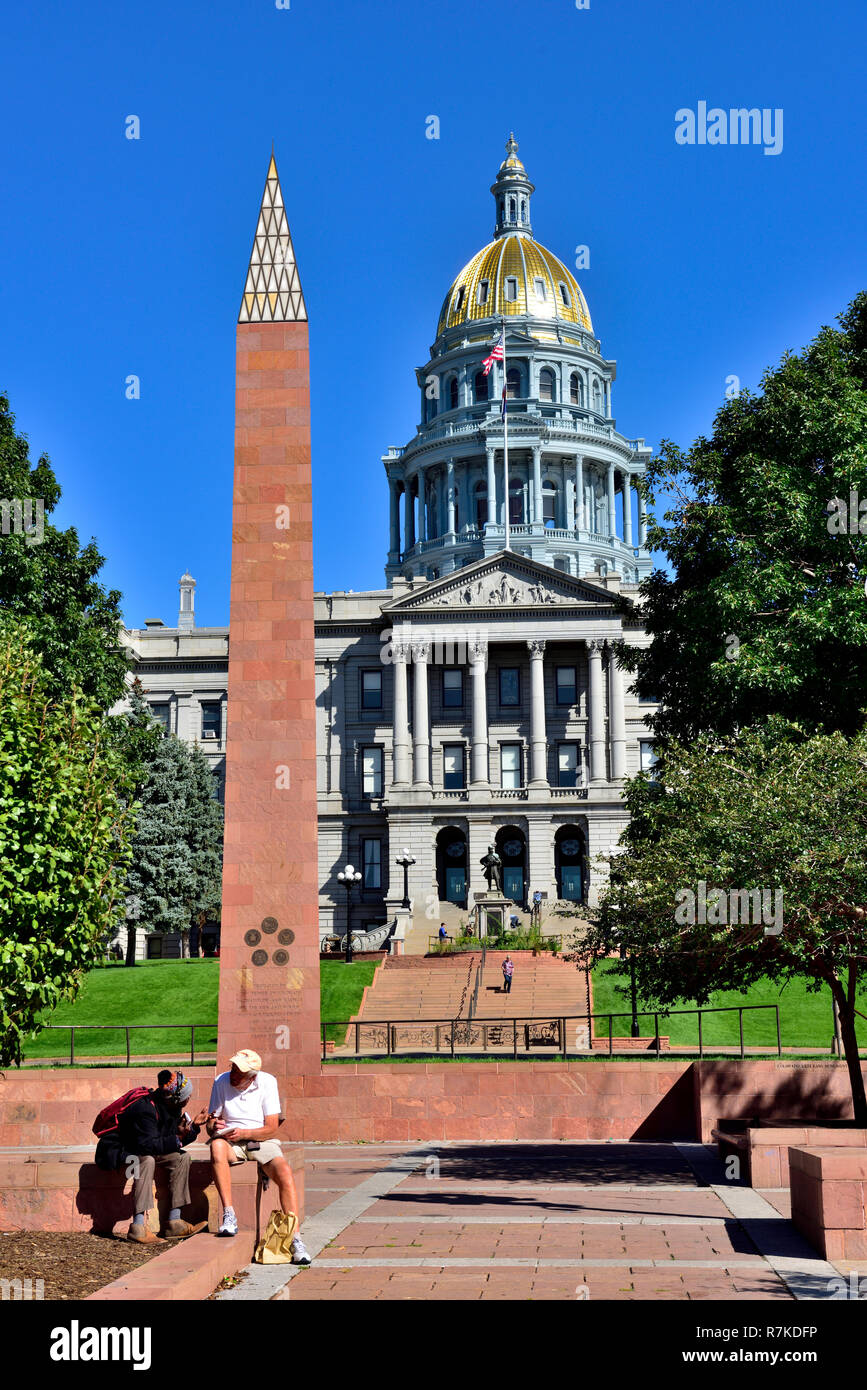 Guardando la Colorado State Capital edificio con obelisco celebrativo davanti, Denver, Stati Uniti d'America Foto Stock
