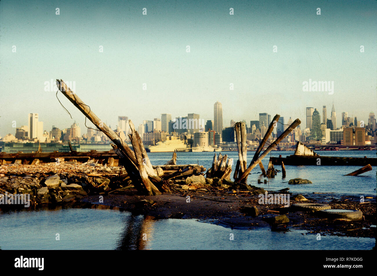 Vista attraverso il Fiume Hudson verso Manhattan nella città di New York STATI UNITI D'AMERICA 1968 Foto Stock