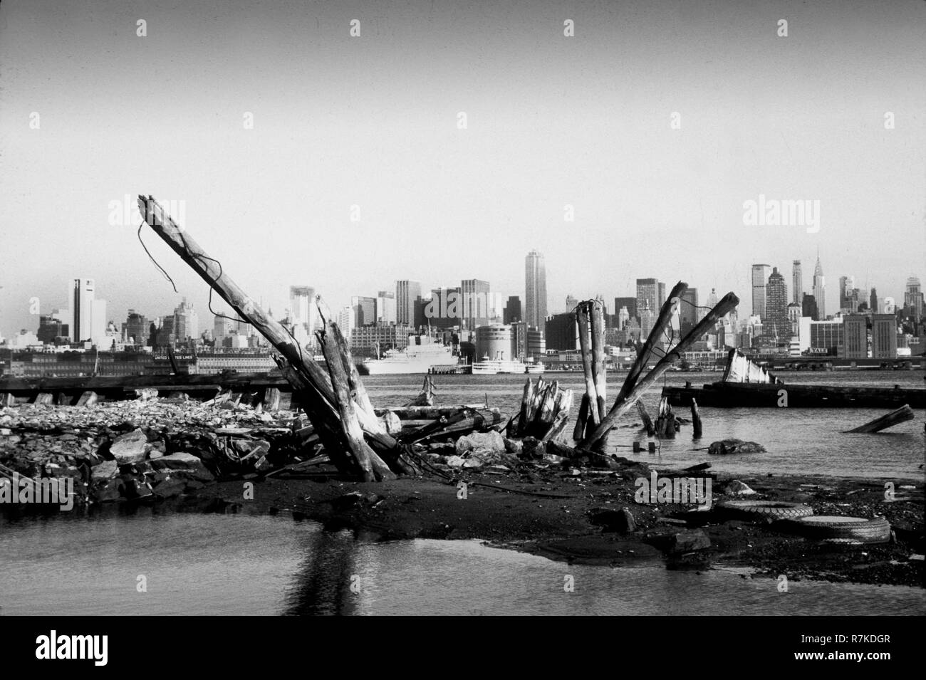 Vista attraverso il Fiume Hudson verso Manhattan nella città di New York STATI UNITI D'AMERICA 1968 Foto Stock