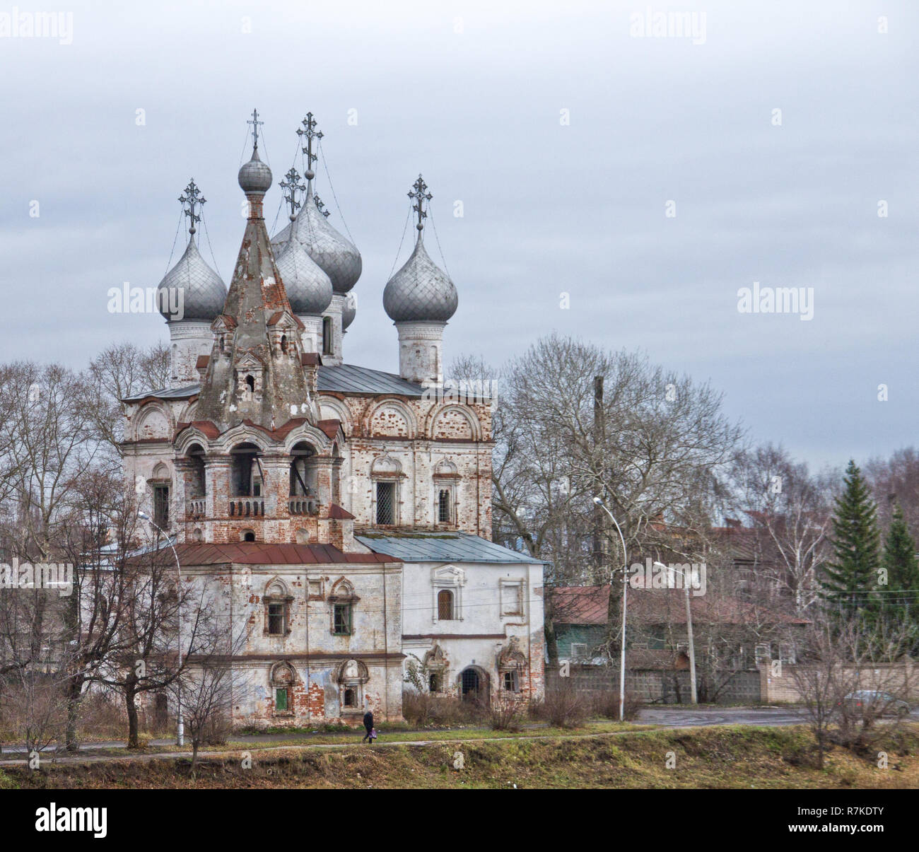 Vecchia chiesa abbandonata nella Regione di Vologda, Russia. occhi maliziosi. stagione autunnale. Foto Stock