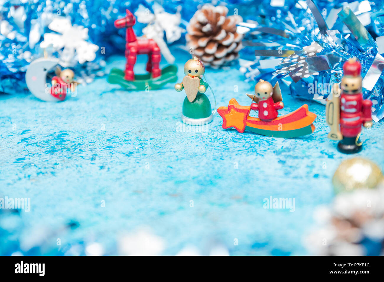 Composizione di natale di piccoli personaggi natalizi con tinsel. vista orizzontale. copy-salva. holiday card. Foto Stock