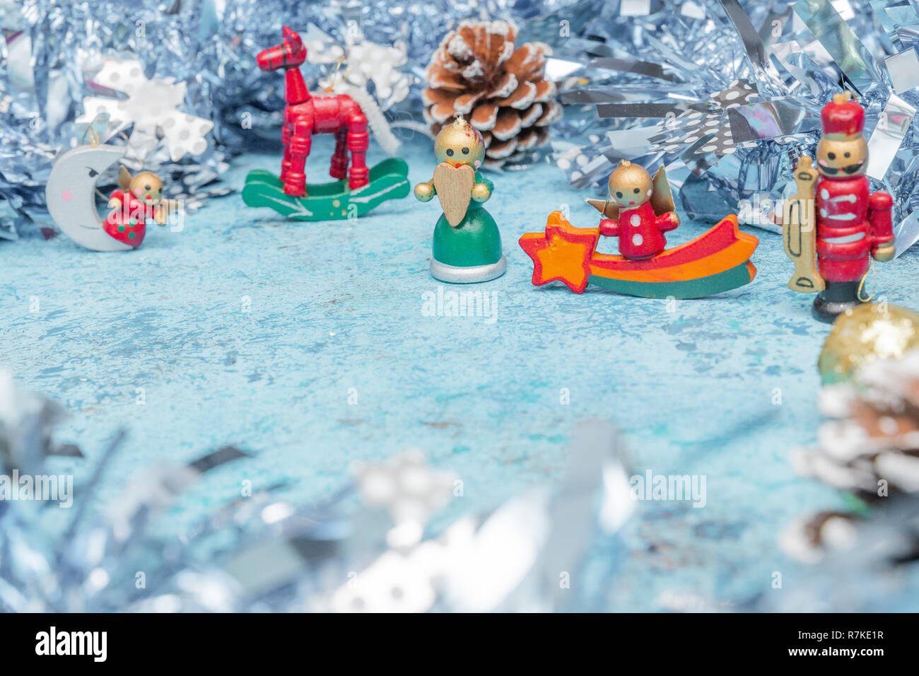 Composizione di natale di piccoli personaggi natalizi con tinsel. vista orizzontale. copy-salva. holiday card. Foto Stock