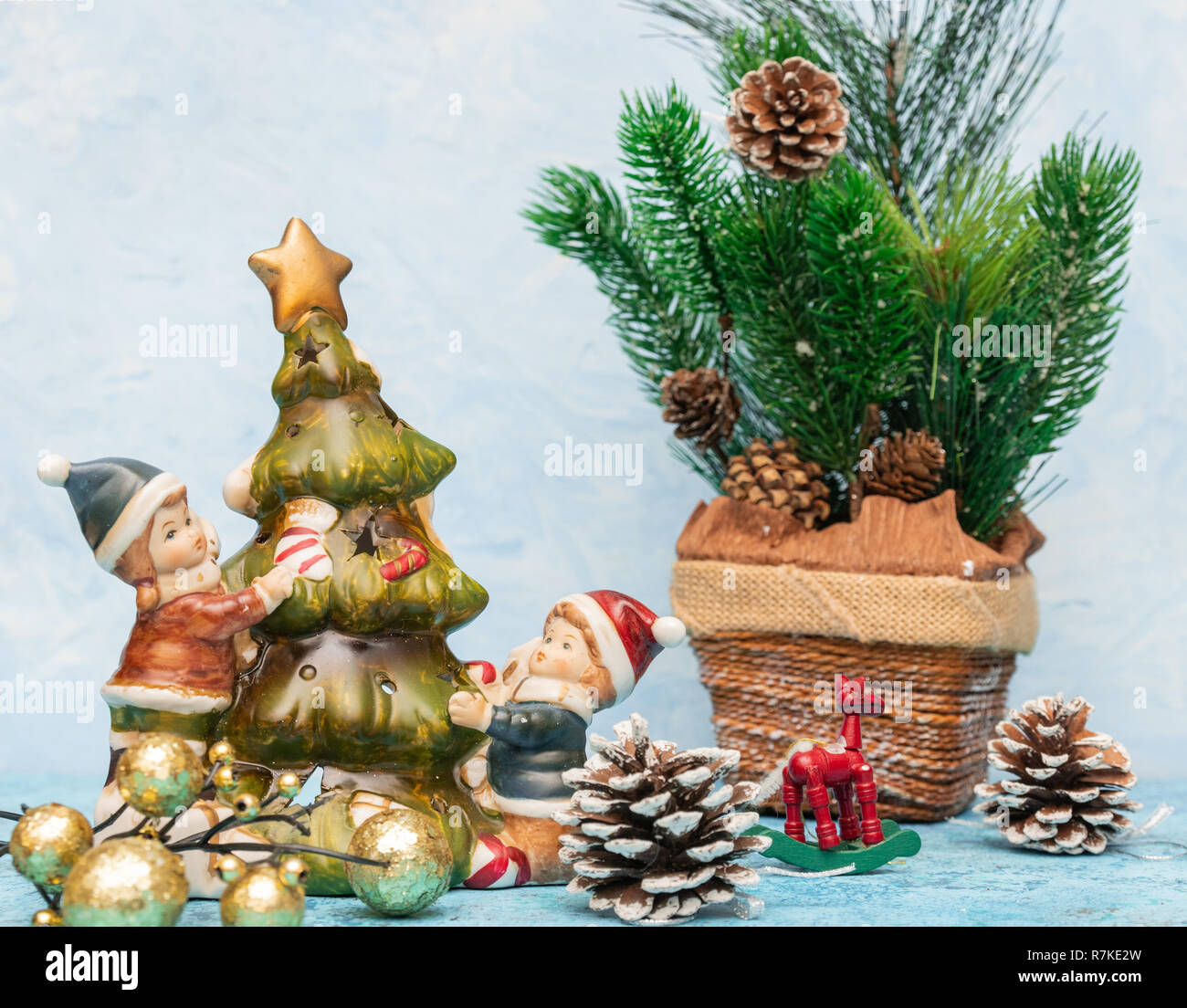 Cartolina di Natale decorazione. Albero di natale giocattolo con bambini vicino. Cartolina di Natale composizione. Foto Stock