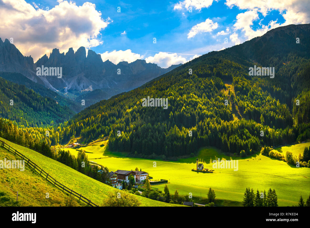 San Giovanni o San Giovanni in Ranui cappella, Val di Funes, Dolomiti Alpi. Trentino Alto Adige Sud Tirolo, Italia, Europa Foto Stock