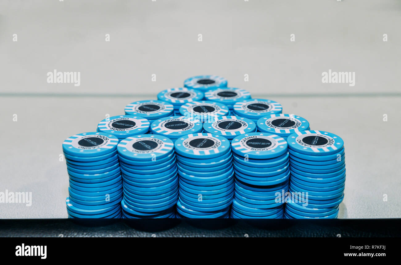 Piramide di pile di blue chips sul tavolo con spazio copia - torneo di poker chip leader Foto Stock