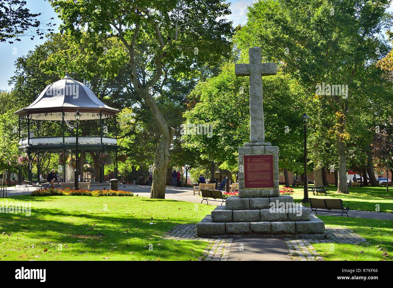In King Square una pietra croce commemorativa per onorare lo sbarco dei primi coloni, il fedele nella città di Saint John New Brunswick Canada. Foto Stock