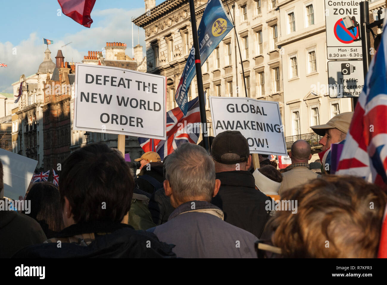 Pro Rally Brexit, Londra UK, organizzata dall'UKIP estrema destra sostenitori. Alt destro / Teoria della cospirazione cartelloni 'Defeat Nuovo Ordine Mondiale, risveglio globale" Foto Stock