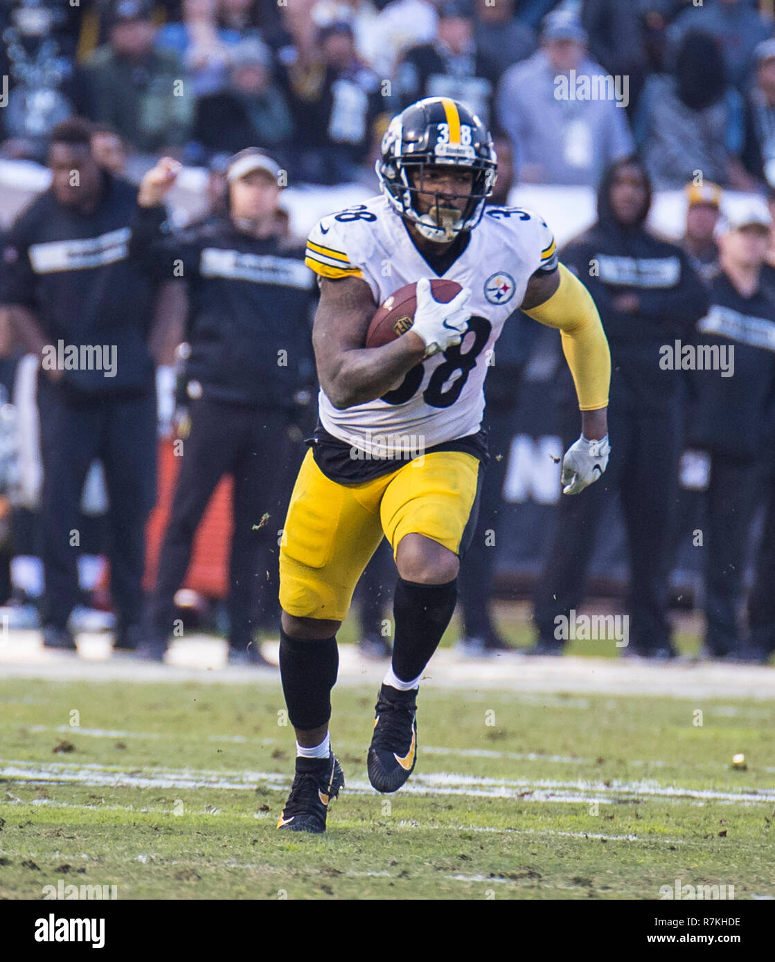 Dic 09 2018 Oakland U.S.A CA Pittsburgh Steelers running back Jaylen Samuels (38) porta la sfera 11 tempo per 28 metri durante la NFL partita di calcio tra Pittsburgh Steelers e Oakland Raiders 21-24 perso a O.co Coliseum Stadium Oakland California Thurman James/CSM Foto Stock