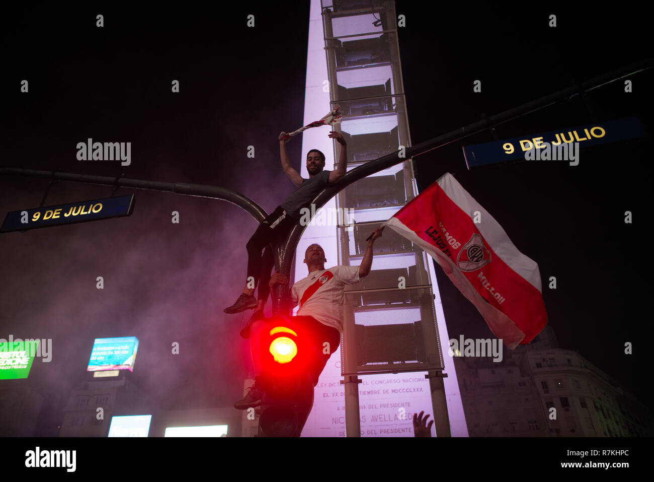 Buenos Aires, Argentina. 09Dec, 2018. River Plate fans in festa all'obelisco la vittoria della loro squadra di calcio, Buenos Aires, Argentina, domenica, 9 dicembre, 2018. L'Argentino River Plate ha sconfitto per il Boca Juniors di Argentina il gioco della finale della Copa Libertadores del 2018 nello stadio Santiago Bernabeu di Madrid Spagna. Credito: Mario De Fina/FotoArena/Alamy Live News Foto Stock