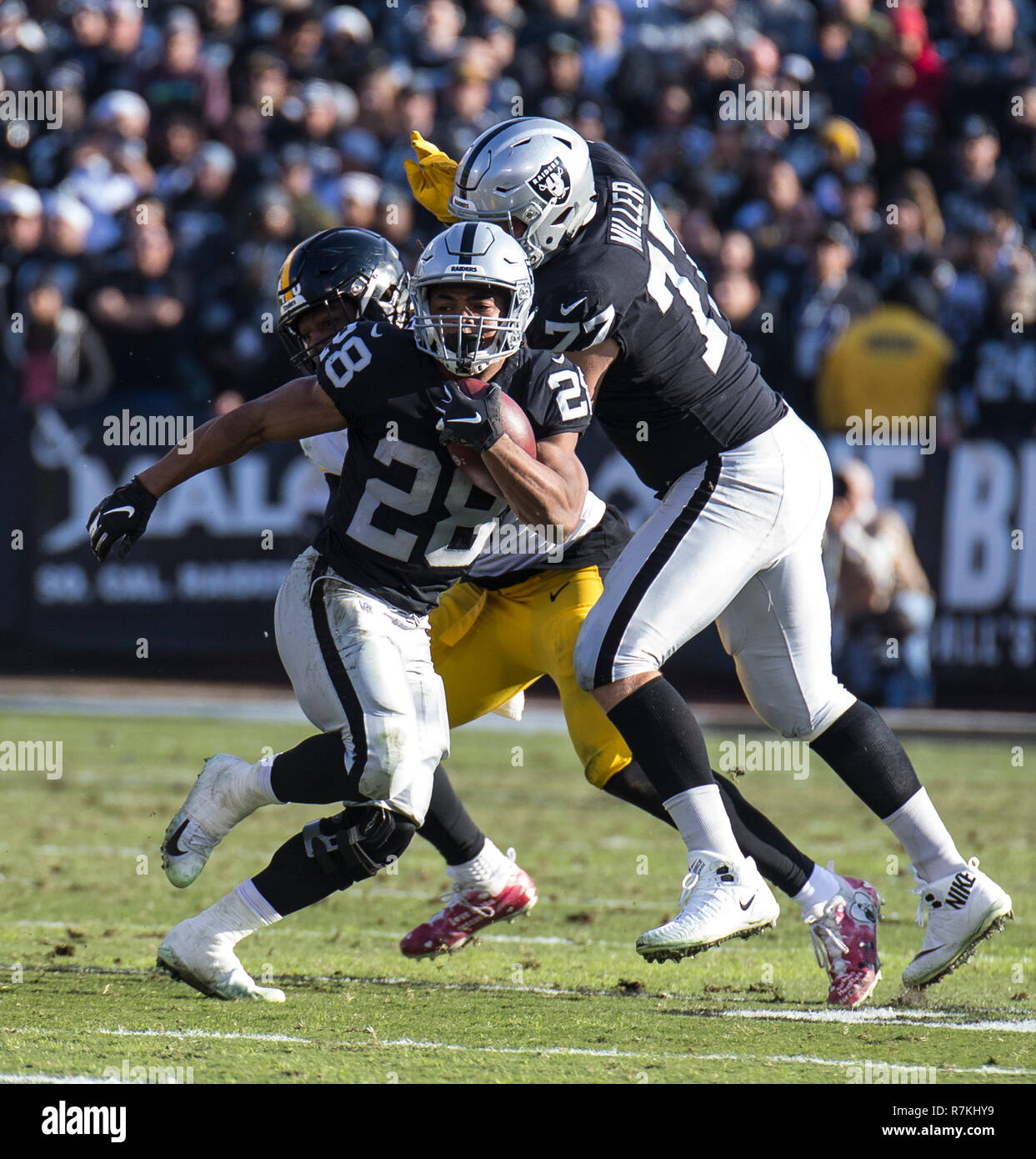 Dic 09 2018 Oakland U.S.A CA Oakland Raiders running back Doug Martin (28) porta 16 tempo per 32 yards e 1 touchdown durante la NFL partita di calcio tra Pittsburgh Steelers e Oakland Raiders 24-21 vincere a O.co Coliseum Stadium Oakland California Thurman James/CSM Foto Stock