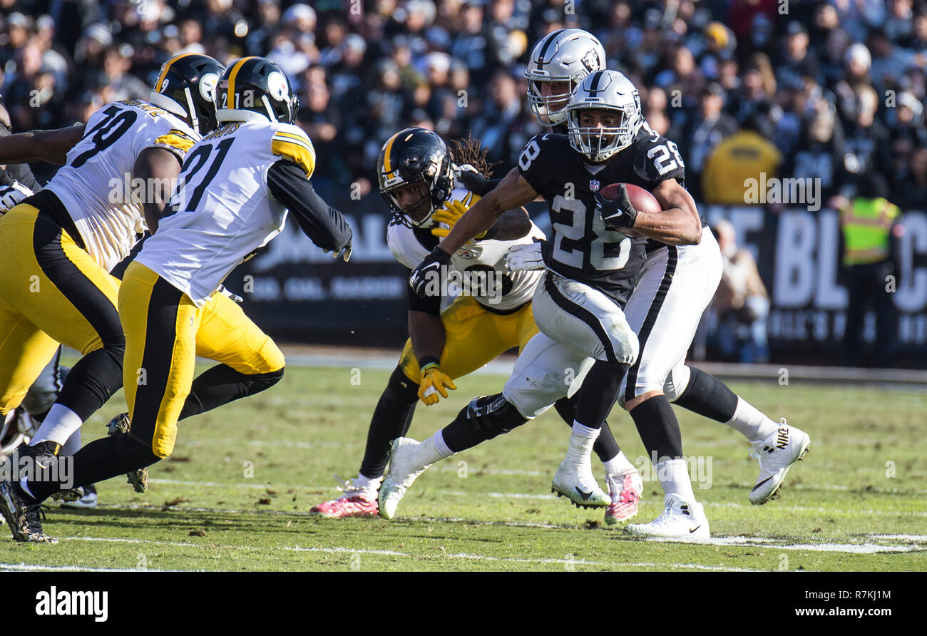 Dic 09 2018 Oakland U.S.A CA Oakland Raiders running back Doug Martin (28) porta 16 tempo per 32 yards e 1 touchdown durante la NFL partita di calcio tra Pittsburgh Steelers e Oakland Raiders 24-21 vincere a O.co Coliseum Stadium Oakland California Thurman James/CSM Foto Stock