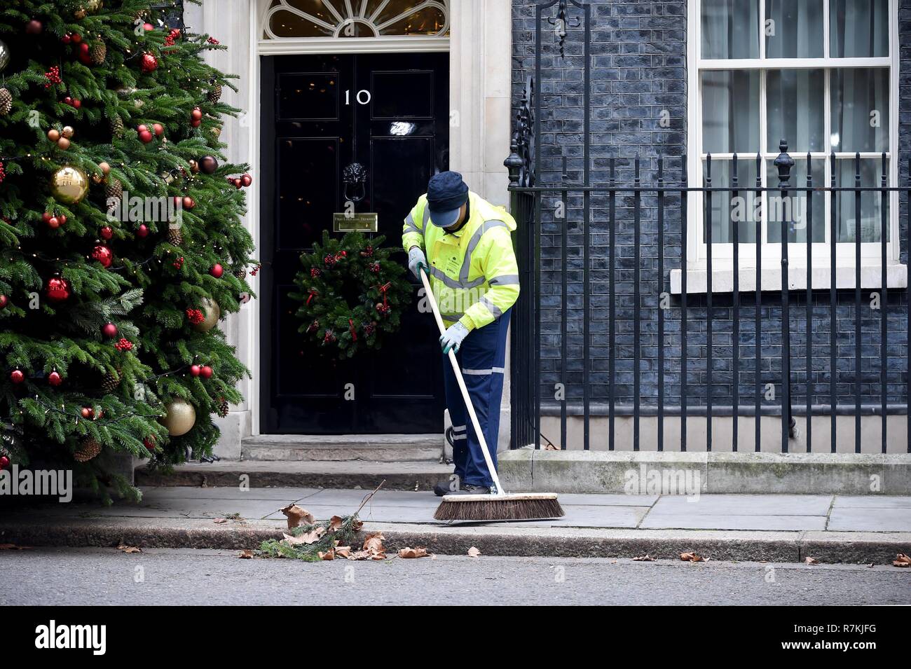 Pulitore di via spazza fuori numero 10 di Downing Street, Westminster, London Credit: Finnbarr Webster/Alamy Live News Foto Stock
