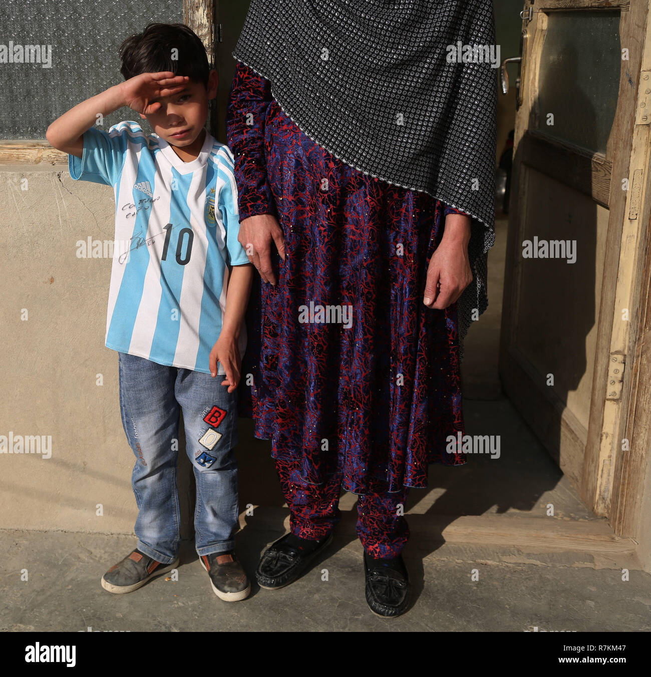 A Kabul, Afghanistan. L'8 dicembre, 2018. Afghanistan poco messi fan Murtaza Ahmadi (L) indossa una maglietta firmata da Argentina giocatore di calcio Lionel Messi a Kabul, capitale dell'Afghanistan, dic8, 2018. Credito: Rahmat Alizadah/Xinhua/Alamy Live News Foto Stock