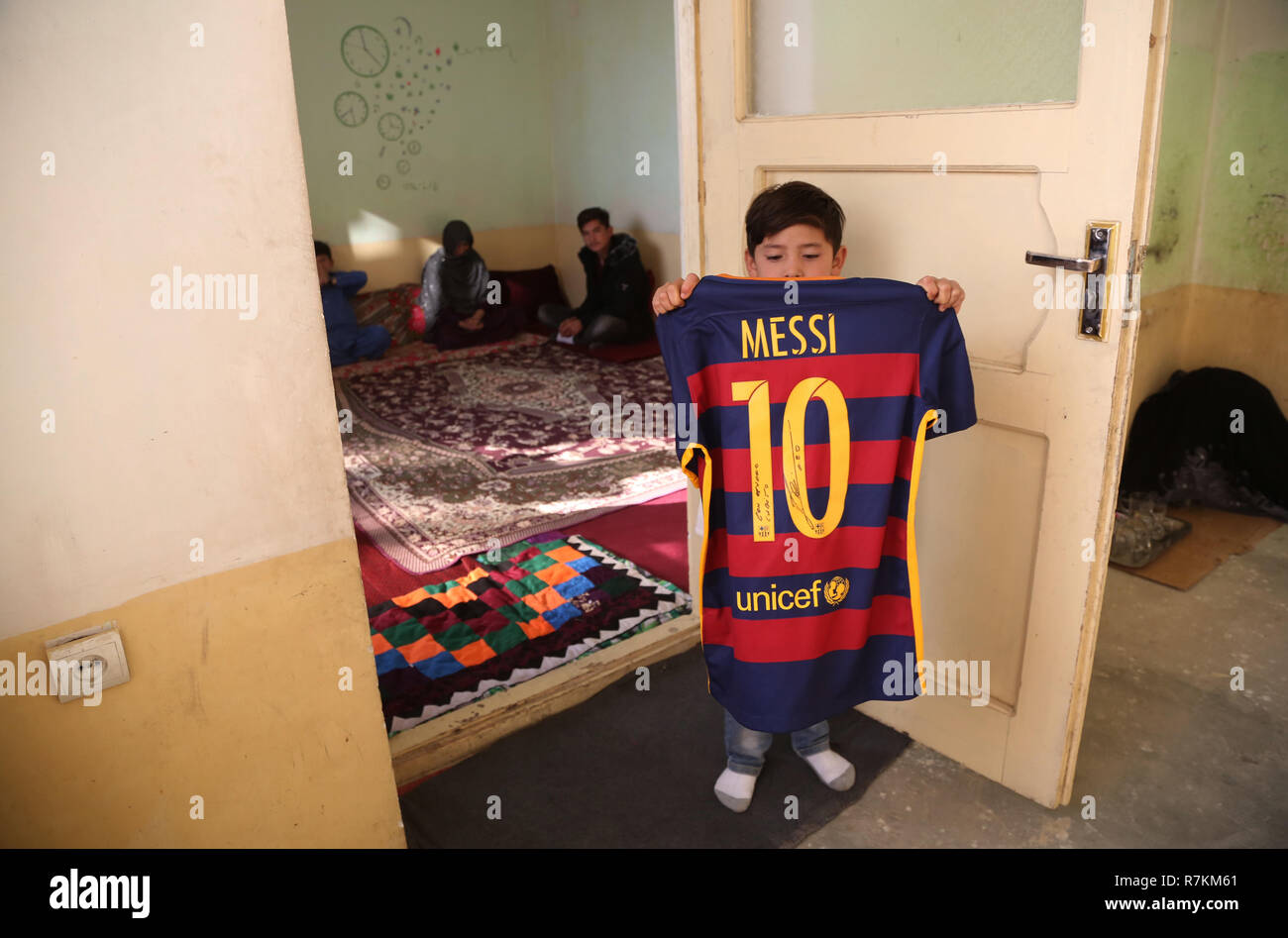 A Kabul, Afghanistan. L'8 dicembre, 2018. Afghanistan poco messi fan Murtaza Ahmadi mostra una maglia firmata da Argentina giocatore di calcio Lionel Messi a Kabul, capitale dell'Afghanistan, dic8, 2018. Credito: Rahmat Alizadah/Xinhua/Alamy Live News Foto Stock