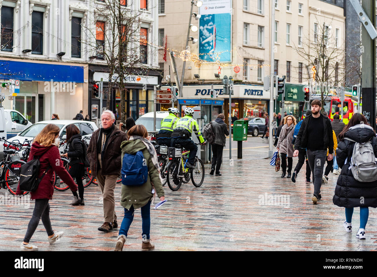 Cork, Irlanda. Decimo Dec, 2018. Gardai su biciclette patrol mentre gli amanti dello shopping rush intorno al centro cittadino di Cork facendo il loro shopping natalizio con soli quindici giorni a sinistra fino al grande giorno. Credito: Andy Gibson/Alamy Live News. Foto Stock